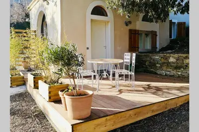 Jardin de l'établissement Gîte indépendant dans villa entre mer et maquis