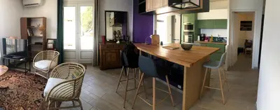 Cuisine ou kitchenette dans l'établissement Une grande terrasse sur la mer
