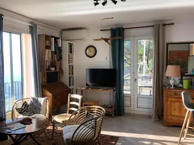 Télévision ou salle de divertissement dans l'établissement Une grande terrasse sur la mer