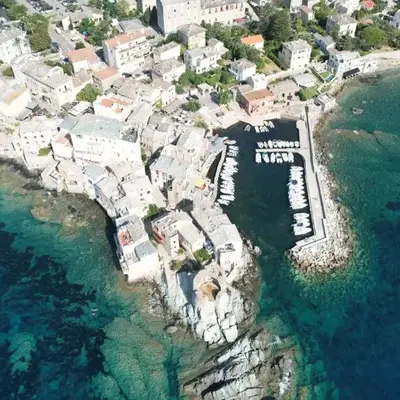 Une grande terrasse sur la mer