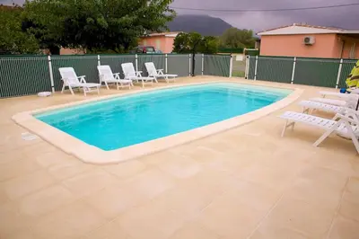 Piscine de l'établissement Locations l'Inzecca ou située à proximité