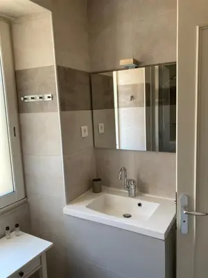Salle de bains dans l'établissement DUPLEX 4 PERSONNES Clim Wifi Parking