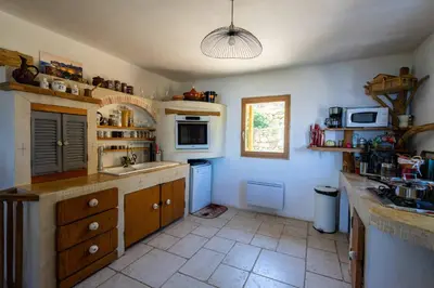 Cuisine ou kitchenette dans l'établissement Logement de charme avec piscine privative