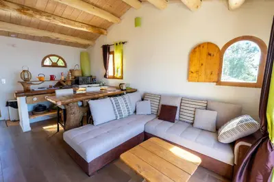 Coin salon dans l'établissement Maison de charme avec piscine privée