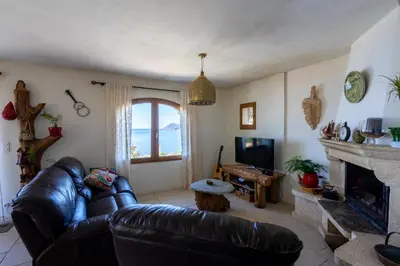 Télévision ou salle de divertissement dans l'établissement Maison de charme avec piscine privée