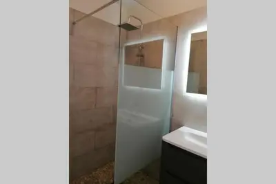 Salle de bains dans l'établissement Appartement les pieds dans l'eau 300 m plage - 2 piscines