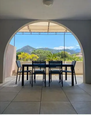 Vue générale sur la montagne ou vue sur la montagne depuis l'appartement