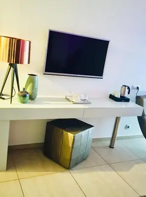 Télévision ou salle de divertissement dans l'établissement L'Escale Côté Sud