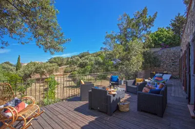 Coin salon dans l'établissement Villa bodri, maison en pierre avec vue mer et piscine chauffée