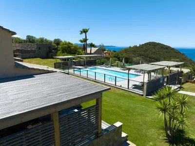 Piscine de l'établissement Hôtel U San Daniellu villas et chambres ou située à proximité