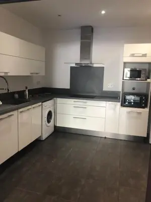 Cuisine ou kitchenette dans l'établissement T3 moderne et spacieux à BASTIA