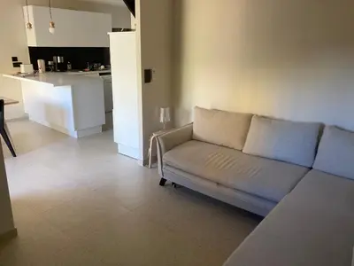 Coin salon dans l'établissement Maison pieds dans l eau avec piscine et clim