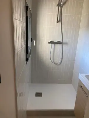 Salle de bains dans l'établissement Maison pieds dans l eau avec piscine et clim
