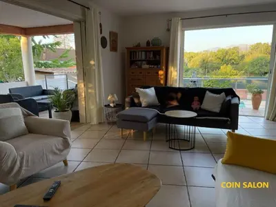 Coin salon dans l'établissement Villa BRIMI