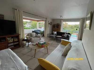 Coin salon dans l'établissement Villa BRIMI