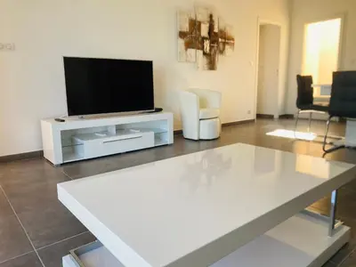 Télévision ou salle de divertissement dans l'établissement Les Lauriers Roses villa 2