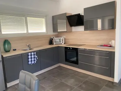 Cuisine ou kitchenette dans l'établissement Les Lauriers Roses villa 2