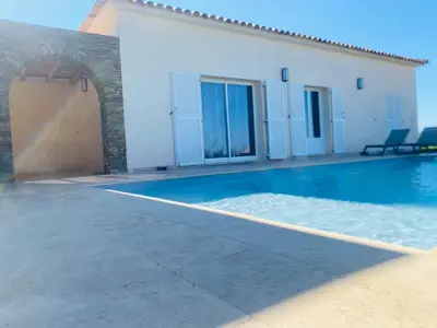 Piscine de l'établissement Les Lauriers Roses villa 2 ou située à proximité