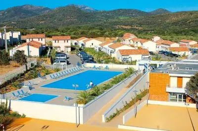 Piscine de l'établissement Maison duplex 2 chambres, avec jardin, 800m plage ou située à proximité