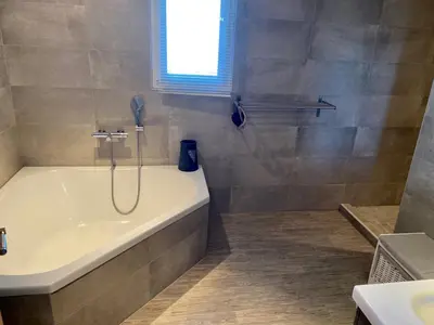 Salle de bains dans l'établissement VILLA CHJOSELLA 150M2 PISCINE ET AU CALME
