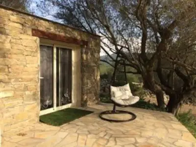 Jardin de l'établissement Petite maison en pierre