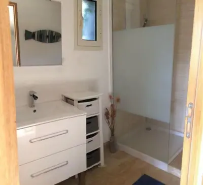 Salle de bains dans l'établissement Petite maison en pierre