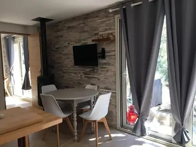 Télévision ou salle de divertissement dans l'établissement Petite maison en pierre