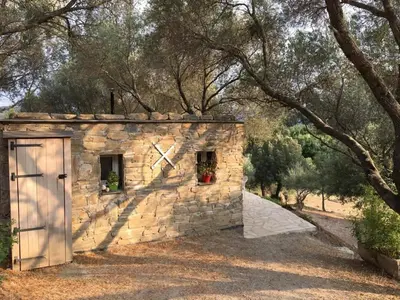 Jardin de l'établissement Petite maison en pierre