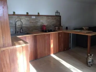 Cuisine ou kitchenette dans l'établissement Petite maison en pierre