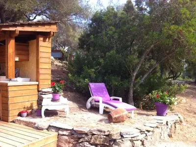 Jardin de l'établissement Bergerie tout confort L'immortelle