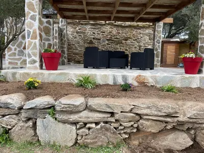 Jardin de l'établissement Bergerie tout confort L'immortelle