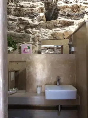 Salle de bains dans l'établissement Bergerie tout confort L'immortelle