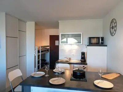 Cuisine ou kitchenette dans l'établissement studio à 100m de la plage et de la piscine