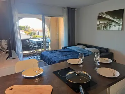 Coin salon dans l'établissement studio à 100m de la plage et de la piscine