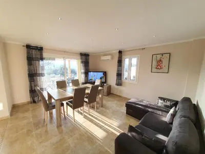 Coin salon dans l'établissement Appartement Piovanacce - T3 avec pisicne privée 10min de Saint-Florent