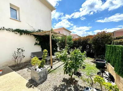 Jardin de l'établissement Jolie maison Borgo trois chambres trois salles de bain