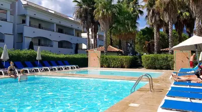 Piscine de l'établissement Evasion Corse Direct mer Piscine Terrasse ou située à proximité