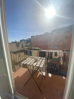 Balcon ou terrasse dans l'établissement Appartement hypercentre Bastia vue mer et petite terrasse