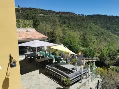 Vue générale sur la montagne ou vue sur la montagne depuis la maison d'hôtes