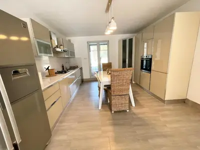 Cuisine ou kitchenette dans l'établissement Les jardins de Funtanone