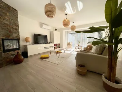 Télévision ou salle de divertissement dans l'établissement Les jardins de Funtanone