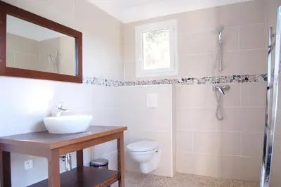 Salle de bains dans l'établissement Villa avec piscine & jardin à Monticello