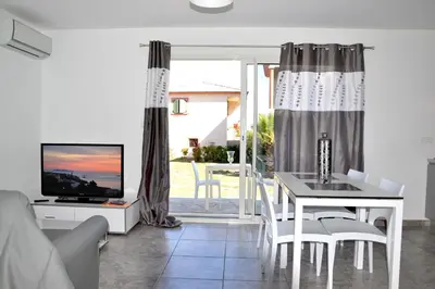 Télévision ou salle de divertissement dans l'établissement apartment on the sea - Moriani beach
