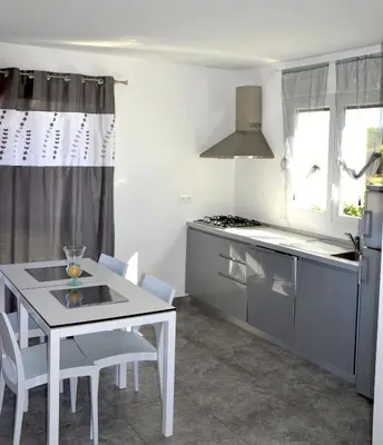 Cuisine ou kitchenette dans l'établissement T-2 air conditioning close to the sea - equipped beach - Santa Lucia di Moriani