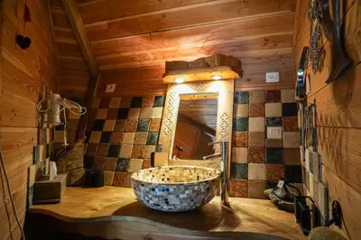 Salle de bains dans l'établissement La Cabane du Bandit