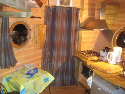 Cuisine ou kitchenette dans l'établissement La Cabane du Bandit
