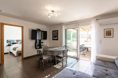 Télévision ou salle de divertissement dans l'établissement Le Clos d'Oletta
