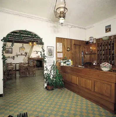 Salon ou bar de l'établissement Hôtel Aïtone