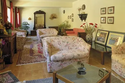 Coin salon dans l'établissement Hôtel Aïtone