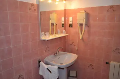 Salle de bains dans l'établissement Hôtel Aïtone